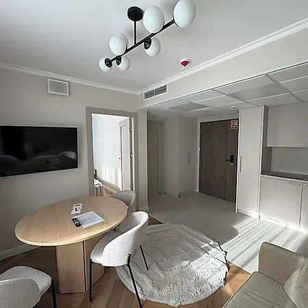 Ξενοδοχείο με διαμερίσματα Pileckiego 4*